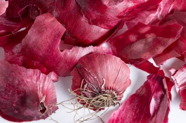 Beyaz arkaplanda kırmızı soğan kabukları, yakın plan, üst görünüm