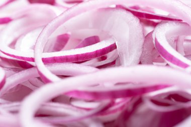 Beyaz arka planda kırmızı soğan dilimleri. Sığ dof