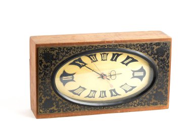 Beyaz arka plan üzerinde izole klasik ahşap saat