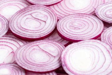 Beyaz zemin üzerinde dilimlenmiş kırmızı soğan, üst görünüm, kapat