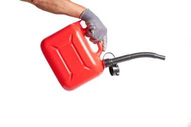 Beyaz arka planda kırmızı benzin bidonu tutan gri eldiven.