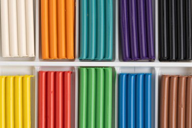 Kutudaki çocuklar için çok renkli plastikler.