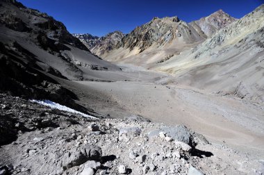 Dağların arasında bir nehir yatağı. Dağlık bir bölgede çölleşme manzarası.