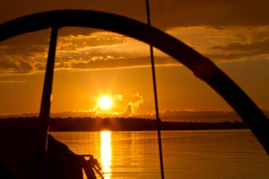 Yat direksiyon simidi gün batımında