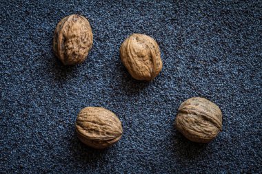 Haşhaş tohumu görünümünün üst üzerinde Çerkes ceviz