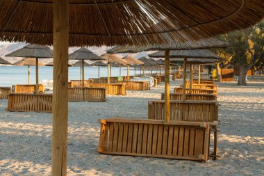 Tatil gün batımında şemsiye ile plaj ve Deniz Manzaralı