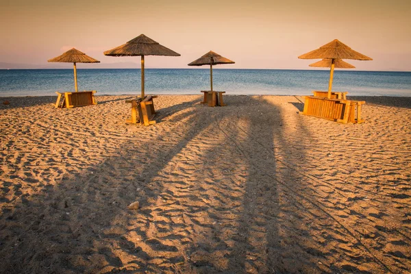 Playa Vistas Mar Con Sombrillas Atardecer Color Chillout Split Toning — Foto de Stock