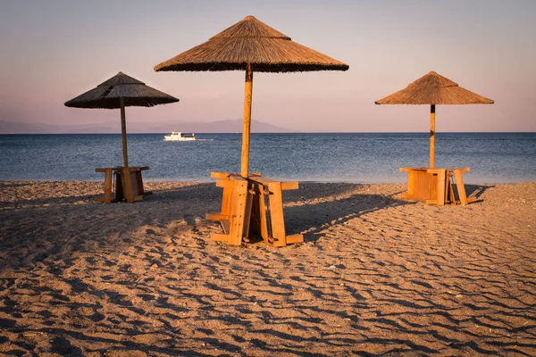 Playa Vistas Mar Con Sombrillas Atardecer —  Fotos de Stock