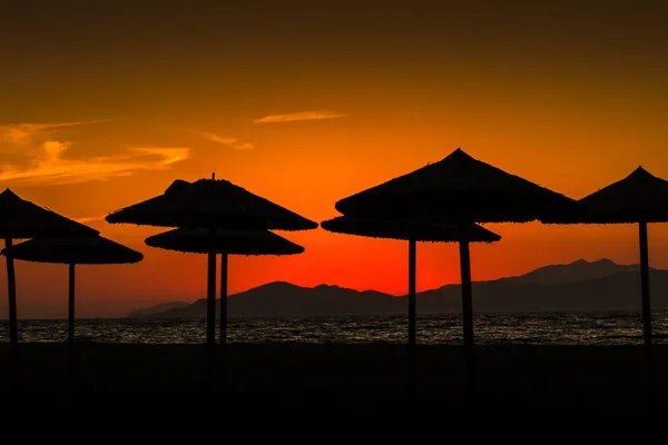 Playa Vistas Mar Con Sombrillas Tumbonas Yate Blanco — Foto de Stock