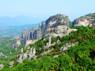 Yunanistan 'daki Meteora kayaları ve manastırının panoramik manzarası