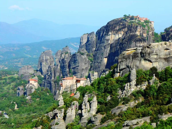 Yunanistan 'daki Meteora kayaları ve manastırının panoramik manzarası