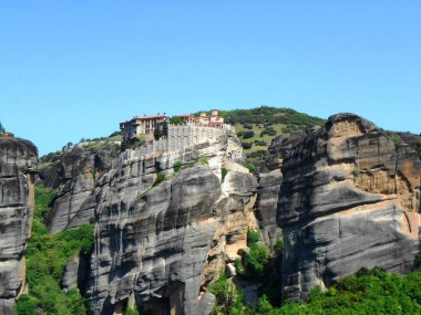 Yunanistan 'daki Meteora kayaları ve manastırının panoramik manzarası