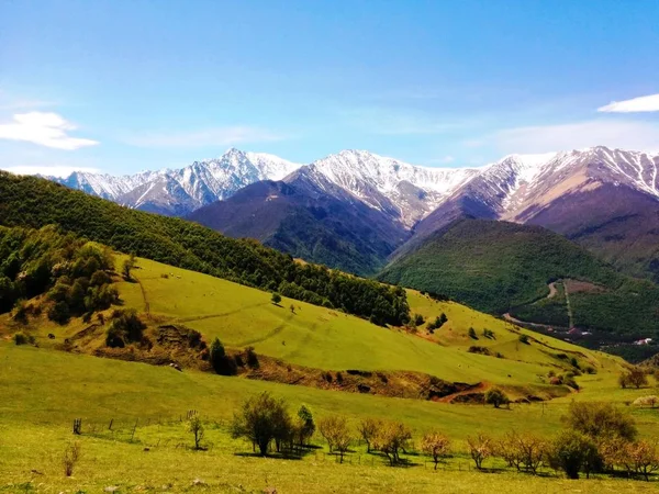 Armkhi kayak merkezi ve Kafkasya Cumhuriyeti manzarası