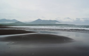 Okyanus tarafından Iturup Adası kıyıları, Kuril Adaları, Rusya