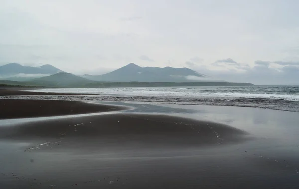 Okyanus tarafından Iturup Adası kıyıları, Kuril Adaları, Rusya