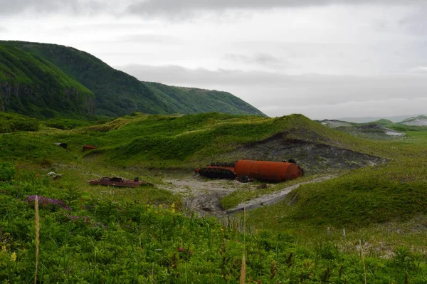 Askeri teçhizat kalıntıları, Pasifik Sahili, Iturup Adası, Kuril Adaları, Rusya