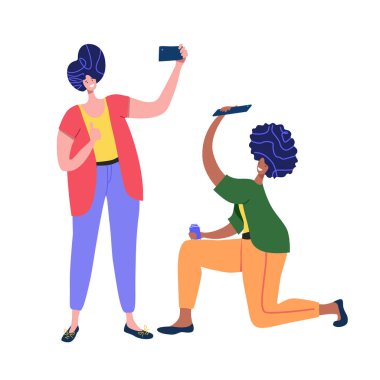 İki adam gülümseyerek sosyal medyada kamera yıyarak selfie çekiyor. Akıllı telefon ile arkadaşlar. Gadget parti vektör illüstrasyon