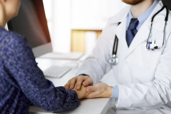 Amistoso doctor de barba roja tranquilizando a su paciente, de cerca. Concepto de ética médica y confianza, tema de la medicina — Foto de Stock