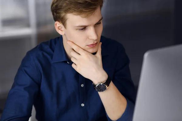 Jeune homme d'affaires blond se sentant stressé au travail au bureau. Démarrage d'entreprise signifie travailler dur et hors du temps pour la réussite — Photo