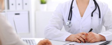 Hastanedeki hastayla konuşan bir doktor. Bilinmeyen hekim, en iyi tedavinin tıbbi muayeneler sonucu olduğunu söylüyor. Sağlık ve Tıp Konsepti