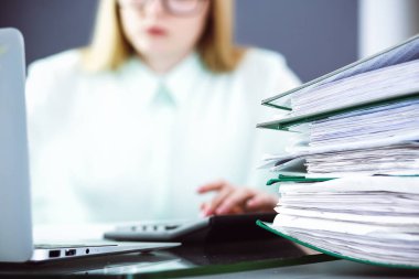 Muhasebeci ya da mali müfettiş rapor veriyor, hesap yapıyor ya da bakiyeyi kontrol ediyor. Denetim ve vergi hizmeti kavramı. Yeşil renkli resim arkaplanı