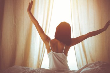 Kadın uyandıktan sonra yatakta ellerini uzatıyor, güneş parlıyor. Esmer, mutlu ve rahat bir gece uykusundan sonra bir güne giriyor. Yeni bir gün ve neşeli bir hafta sonu kavramı