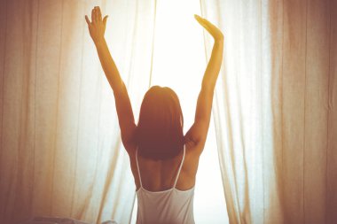 Kadın uyandıktan sonra yatakta ellerini uzatıyor, güneş parlıyor. Esmer, mutlu ve rahat bir gece uykusundan sonra bir güne giriyor. Yeni bir gün ve neşeli bir hafta sonu kavramı