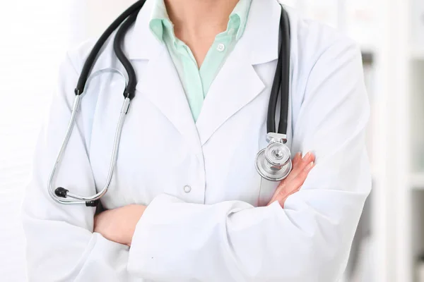 Hastane ofisindeki kadın doktor göğsünde steteskop. Bilinmeyen doktorlar elleri yakın çekim. Bluzun yeşil tonu. İlaç ve sağlık hizmetleri kavramı — Stok fotoğraf