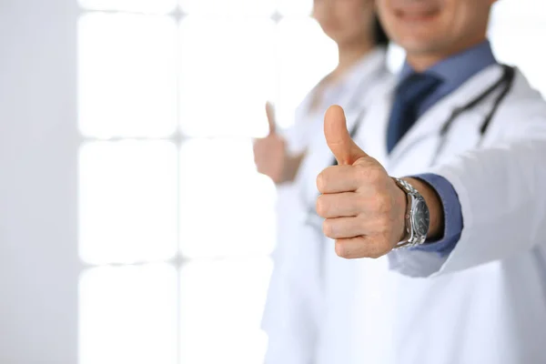 Een groep dokters die duimen laten zien. Perfecte medische dienst in de kliniek. Gelukkige toekomst in de geneeskunde en de gezondheidszorg — Stockfoto