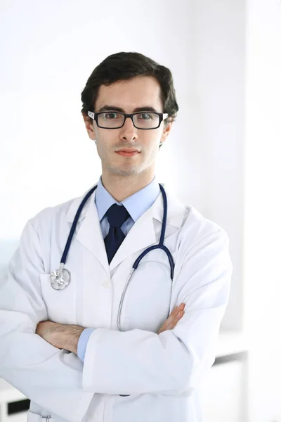 Dokter man staat recht met gekruiste armen. Perfecte medische dienst in de kliniek. Gelukkige toekomst in de geneeskunde en de gezondheidszorg — Stockfoto