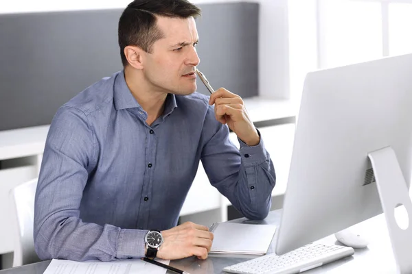 Homme d'affaires travaillant avec l'ordinateur dans un bureau moderne. Prise de vue de l'entrepreneur ou du directeur de l'entreprise sur le lieu de travail. Concept d'entreprise — Photo