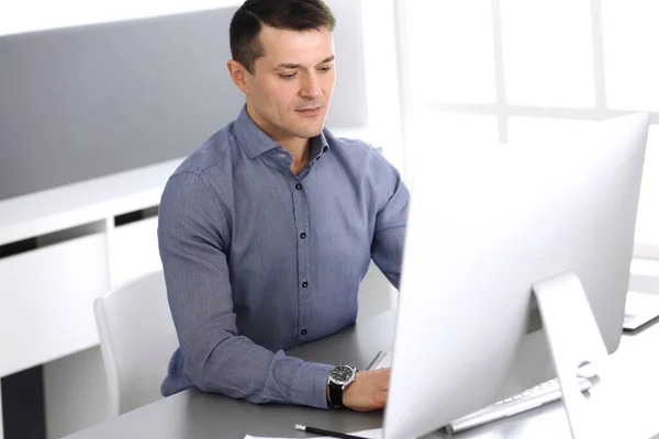 Zakenman werkt met computer in modern kantoor. Hoofdfoto van mannelijke ondernemer of bedrijfsleider op het werk. Bedrijfsconcept — Stockfoto