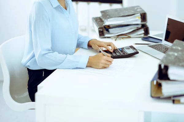 Mujer contable desconocida o inspector financiero calculando o comprobando el balance, haciendo informe, primer plano. Servicio de Impuestos Internos en funcionamiento con documento financiero. Concepto fiscal y de auditoría —  Fotos de Stock