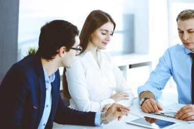 Bir grup iş adamı modern ofiste soruları tartışıyor. Pazarlık yapan ya da beyin fırtınası yapan yöneticiler. Takım çalışması, ortaklık ve iş konsepti