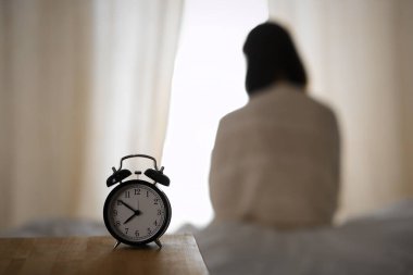 Kadın uyandıktan sonra yatakta ellerini uzatıyor, güneş parlıyor. Esmer, mutlu ve rahat bir gece uykusundan sonra bir güne giriyor. Yeni bir gün ve neşeli bir hafta sonu kavramı