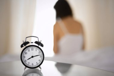 Kadın uyandıktan sonra yatakta ellerini uzatıyor, güneş parlıyor. Esmer, mutlu ve rahat bir gece uykusundan sonra bir güne giriyor. Yeni bir gün ve neşeli bir hafta sonu kavramı