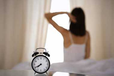 Kadın uyandıktan sonra yatakta ellerini uzatıyor, güneş parlıyor. Esmer, mutlu ve rahat bir gece uykusundan sonra bir güne giriyor. Yeni bir gün ve neşeli bir hafta sonu kavramı