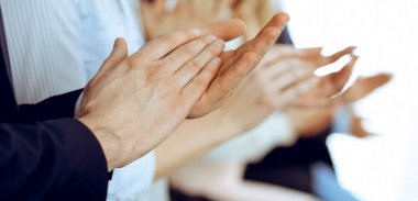 İş adamları toplantı ya da konferansta alkışlar ve alkışlar, yakın çekim. Modern beyaz ofisteki bir grup tanınmayan iş adamı ve kadın. Başarı takım çalışması ya da kurumsal koçluk kavramı