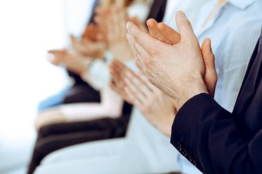 İş adamları toplantı ya da konferansta alkışlar ve alkışlar, yakın çekim. Modern beyaz ofisteki bir grup tanınmayan iş adamı ve kadın. Başarı takım çalışması ya da kurumsal koçluk kavramı