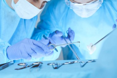 Tıbbi ekibin operasyon için yakın plan çekimleri. Bir grup cerrah hastalarıyla meşgul. Hastanede tıp, veterinerlik veya sağlık hizmetleri ve acil servis