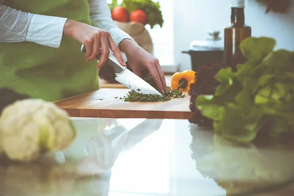 Manos humanas desconocidas cocinando en la cocina. La mujer está ocupada con la ensalada de verduras. Comida saludable y concepto de comida vegetariana —  Fotos de Stock