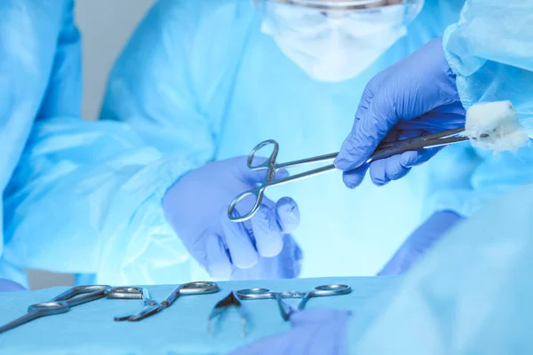 Primer plano del equipo médico que realiza la operación. Grupo de cirujanos en el trabajo están ocupados de pacientes. Medicina, veterinaria o sanitaria y emergencia en el hospital — Foto de Stock