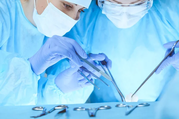 Close-up da equipe médica realizando a operação. O grupo de cirurgiões no trabalho está ocupado com o paciente. Medicina, veterinária ou cuidados de saúde e emergência no hospital — Fotografia de Stock