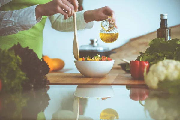 Manos humanas desconocidas cocinando en la cocina. La mujer está ocupada con la ensalada de verduras. Comida saludable y concepto de comida vegetariana —  Fotos de Stock