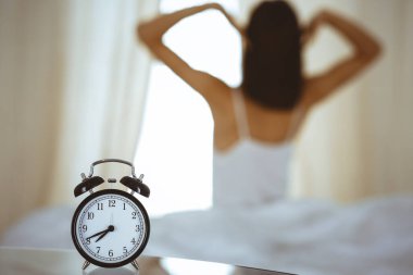 Kadın uyandıktan sonra yatakta ellerini uzatıyor, güneş parlıyor. Esmer, mutlu ve rahat bir gece uykusundan sonra bir güne giriyor. Yeni bir gün ve neşeli bir hafta sonu kavramı