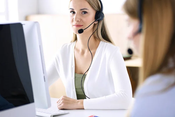 Retrato del operador del centro de llamadas en el trabajo. Grupo de personas en un auricular listo para ayudar a los clientes. Concepto empresarial — Foto de Stock