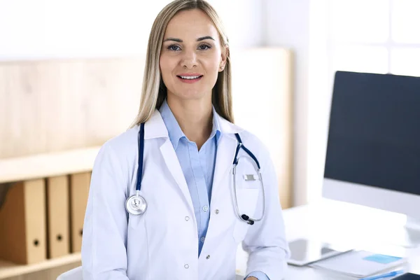 Doctora de pie en la oficina del hospital. Médico en el trabajo, retrato de vida. Concepto de medicina y salud — Foto de Stock