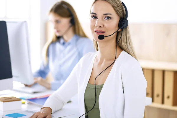 Retrato del operador del centro de llamadas en el trabajo. Grupo de personas en un auricular listo para ayudar a los clientes. Concepto empresarial — Foto de Stock