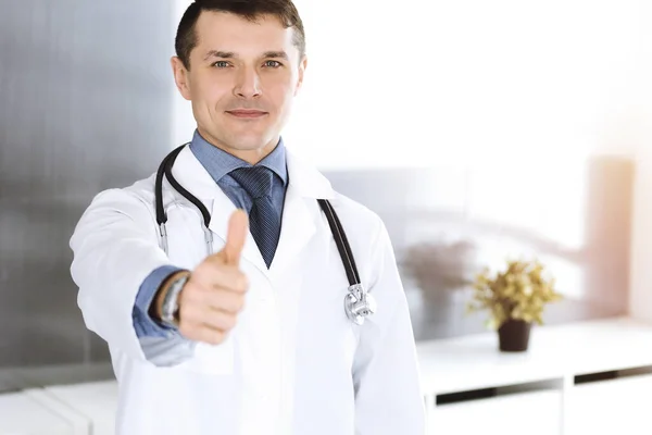 Doutor homem alegre sorrindo para a câmera, polegares para cima. Serviço médico perfeito na clínica. Futuro feliz na medicina e na saúde — Fotografia de Stock