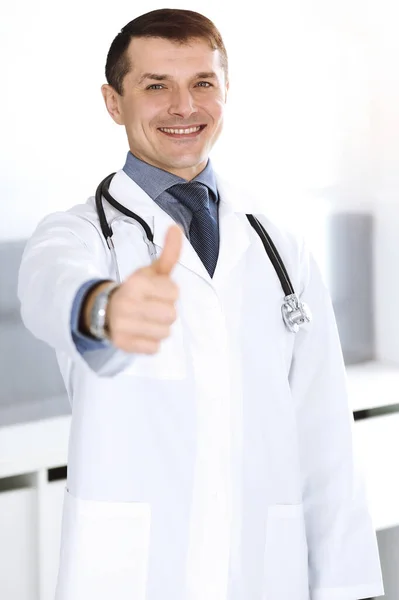 Doutor homem alegre sorrindo para a câmera, polegares para cima. Serviço médico perfeito na clínica. Futuro feliz na medicina e na saúde — Fotografia de Stock